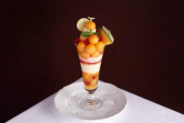 資生堂パーラー 銀座本店サロン・ド・カフェで楽しむ、産地直送のこだわりフルーツを使った夏を感じるフルーツパフェ