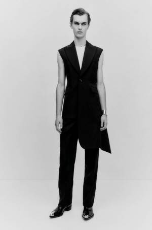 アレキサンダー・マックイーンが伊勢丹新宿店メンズ館でポップアップを開催。2022年秋冬コレクションの最新アイテムを展開