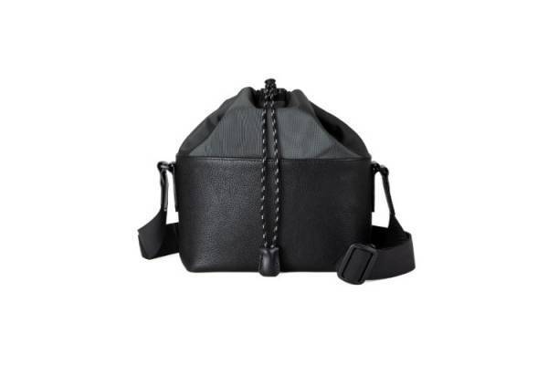 土屋鞄製造所からエイジングが楽しめるヌメ革を使用した「革のカメラバッグ」が登場