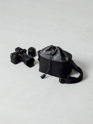 土屋鞄製造所からエイジングが楽しめるヌメ革を使用した「革のカメラバッグ」が登場