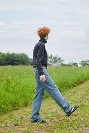 アーペーセーとエディフィスがタッグした別注のデニムパンツ3型が登場