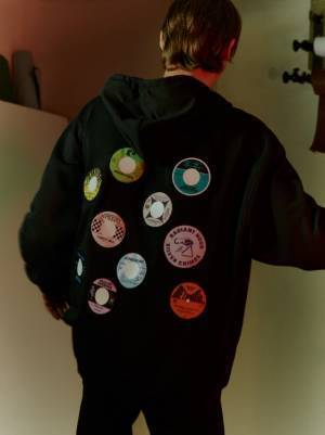 フレッドペリー×ラフ・シモンズのコラボアイテムが登場。Raf Simonsの独自の感性でフレッドペリーのクラシックなアイテムを再解釈