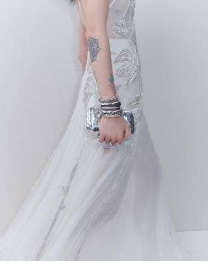 アレキサンダー・マックイーンの「スカル フォーリング クラッチ」に新色が登場