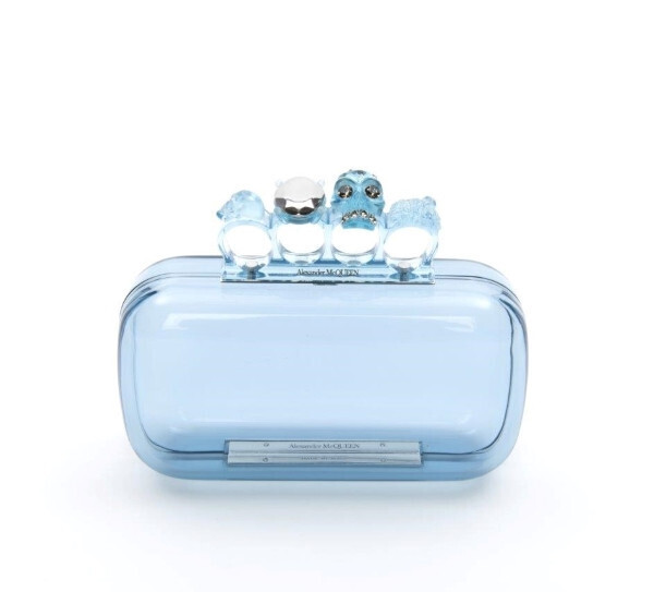 アレキサンダー・マックイーンの「スカル フォーリング クラッチ」に新色が登場