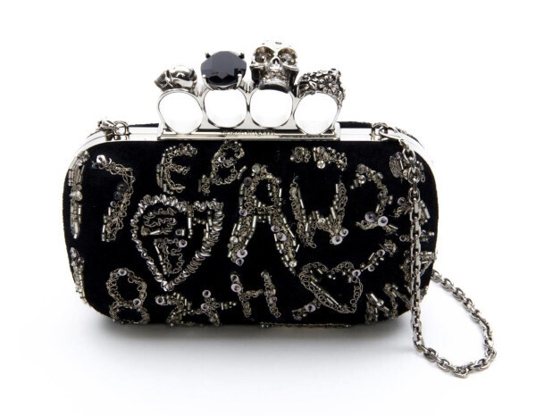 アレキサンダー・マックイーンの「スカル フォーリング クラッチ」に新色が登場