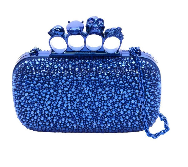 アレキサンダー・マックイーンの「スカル フォーリング クラッチ」に新色が登場