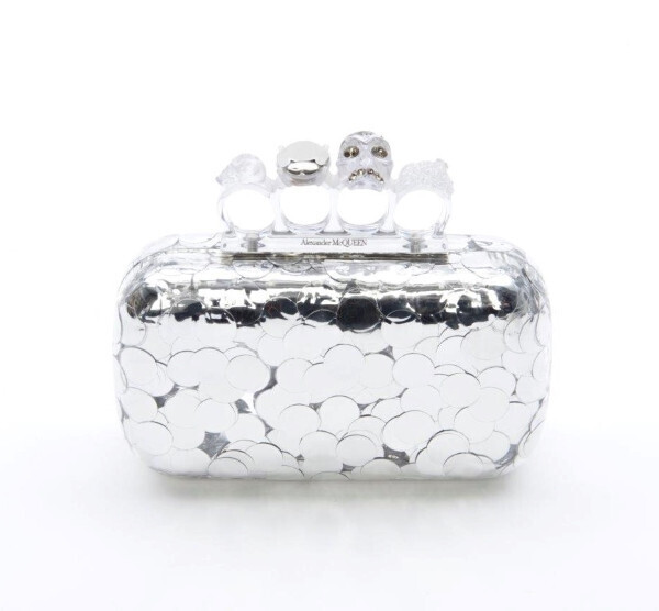 アレキサンダー・マックイーンの「スカル フォーリング クラッチ」に新色が登場