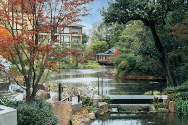 フォーシーズンズホテル京都の平家物語にも記されている歴史ある池庭「積翠園」でシャンパーニュを愉しむひととき