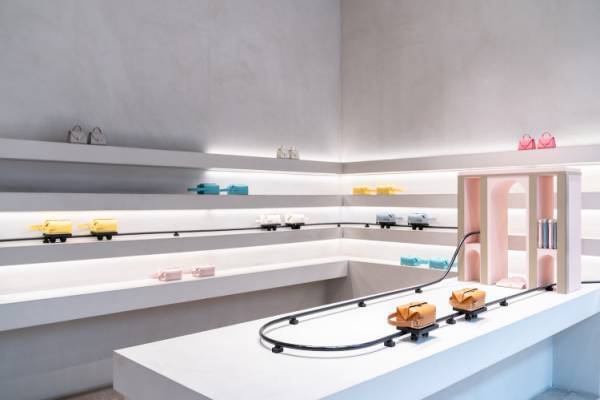 ヴァレクストラがイセタンメンズ1階ザ・ステージでポップアップを開催。メンズ アイテムの新たなラインアップのデビューへと昇華