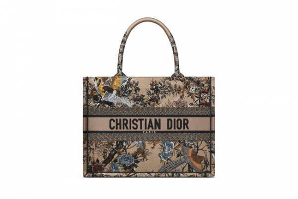 ディオールが誇るサヴォワールフェールとエスプリを象徴する「ディオ―ル ブックトート」バッグ