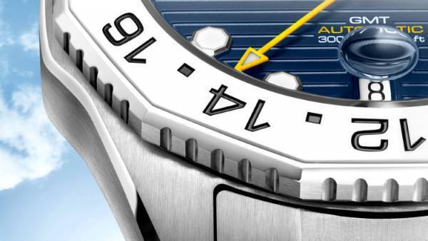 タグ・ホイヤーのアクアレーサー プロフェッショナル300にGMT機能を搭載し、様々なシーンで活躍する新作が登場