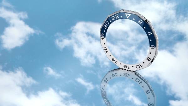 タグ・ホイヤーのアクアレーサー プロフェッショナル300にGMT機能を搭載し、様々なシーンで活躍する新作が登場