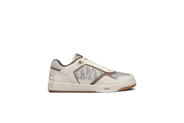 ディオール ウィンター 2022-2023 メンズ コレクションの展開スタート。ロマンティックな夢想を彷彿とさせるビジュアルに