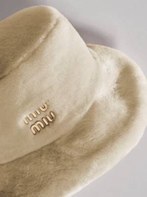 ミュウミュウが新宿伊勢丹ザ・ステージでポップアップ、秋冬シーズンに向けた新作のムートンアイテムが世界に先駆けて登場