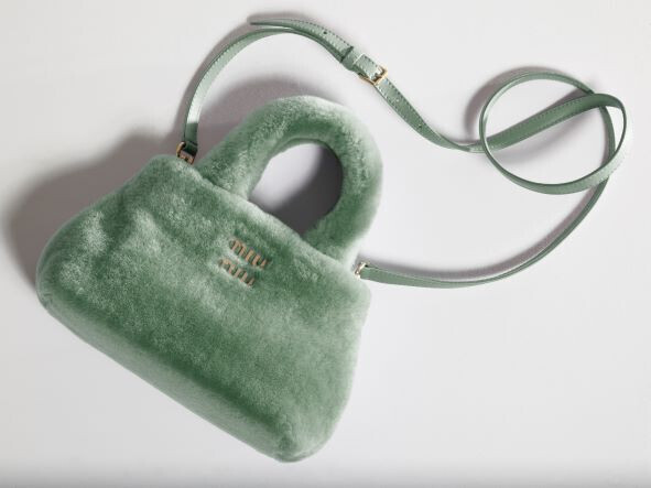 ミュウミュウが新宿伊勢丹ザ・ステージでポップアップ、秋冬シーズンに向けた新作のムートンアイテムが世界に先駆けて登場