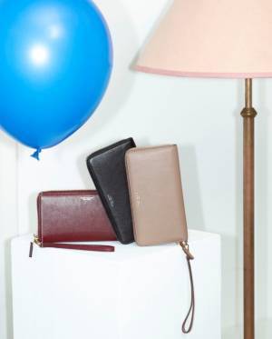 マーク ジェイコブスから、ブランド誕生年の1984年から名付けられた新作スモールレザーグッズ「SLIM 84」が登場