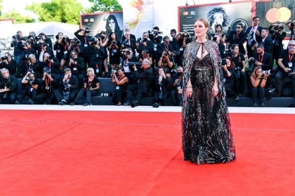 ジュリアン・ムーアらがヴァレンティノを纏い、第79回ベネチア国際映画祭に登場