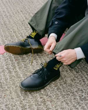 ドクターマーチンとエンジニアド ガーメンツがコラボ、ハンドメイドの3ホールシューズ2型が登場