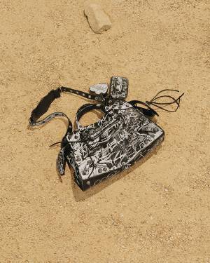 バレンシアガがWinter 22キャンペーンを発表。コレクションのテーマ「天気がほぼシミュレートされる未来の時代」を拡張