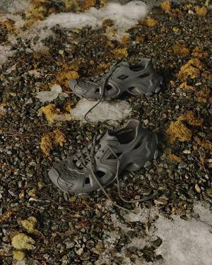 バレンシアガがWinter 22キャンペーンを発表。コレクションのテーマ「天気がほぼシミュレートされる未来の時代」を拡張