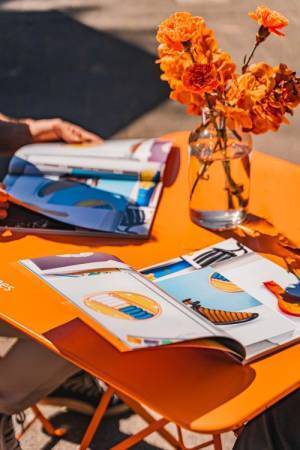 エルメスの機関誌『エルメスの世界』を紹介するキオスクが東京・丸の内に出現