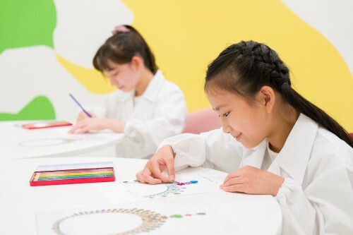 こども達がカルティエのモノづくりに触れる、期間限定のパビリオン「ジュエリーアトリエ」がキッザニア東京にオープン