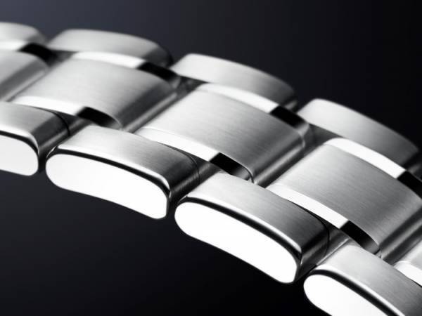 グランドセイコーから白く美しい輝きを放つ先進素材を採用したレギュラーモデルが登場