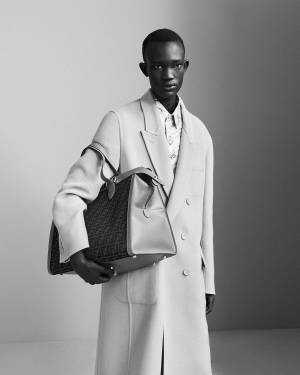 週末旅行にもふさわしいウィークエンダーバッグ。フェンディから大きくかっちりとしたトートバッグが登場