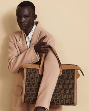 週末旅行にもふさわしいウィークエンダーバッグ。フェンディから大きくかっちりとしたトートバッグが登場