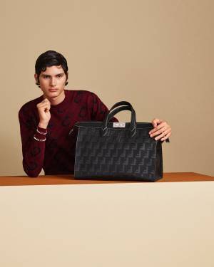 週末旅行にもふさわしいウィークエンダーバッグ。フェンディから大きくかっちりとしたトートバッグが登場