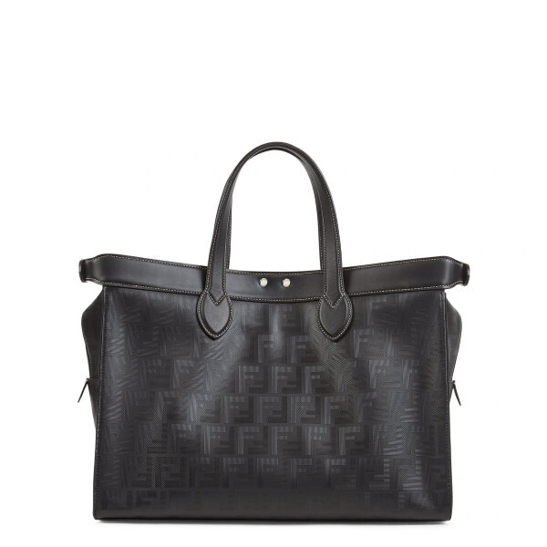 週末旅行にもふさわしいウィークエンダーバッグ。フェンディから大きくかっちりとしたトートバッグが登場