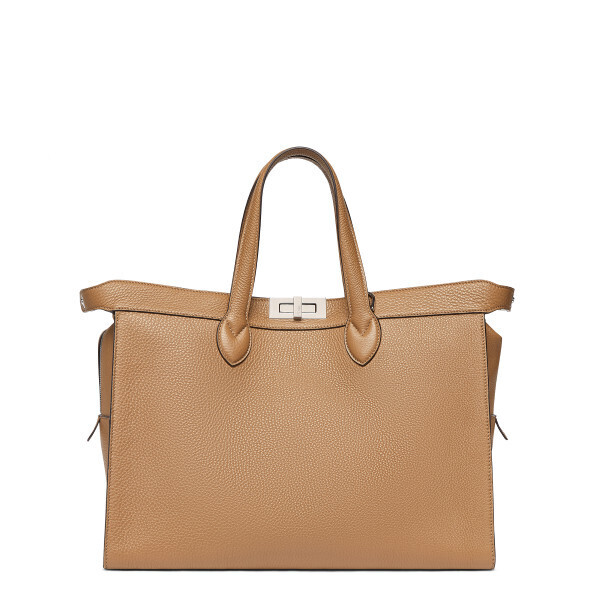 週末旅行にもふさわしいウィークエンダーバッグ。フェンディから大きくかっちりとしたトートバッグが登場