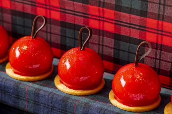 コンラッド東京でエレガントなタータンチェックがいっぱいのホリデーシーズンにぴったりなスイーツビュッフェを開催