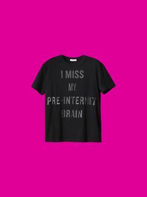 ヴァレンティノが作家ダグラス・クープランドの作品から引用されたメッセージをあしらったスウェットとTシャツを発売