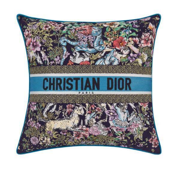 ディオール メゾンから色とりどりの花々が咲き誇る「D-コンステレーション」モチーフのクッションが登場