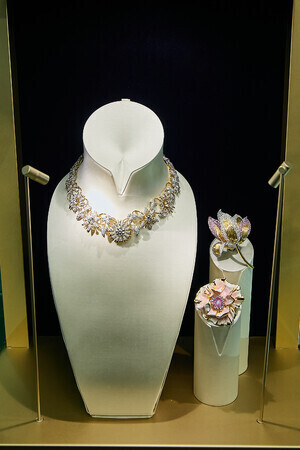 ティファニーの新作ハイジュエリーコレクション「ブルーブック」が日本でお披露目。BLACKPINKのロゼや三吉彩花が華麗に纏って登場