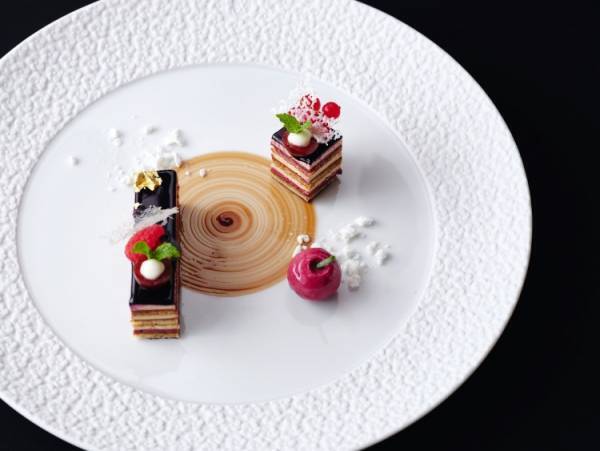 鷹峯の壮美な自然に包まれたROKU KYOTOのクリスマスケーキ&クリスマス限定コース