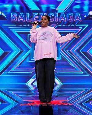 バレンシアガからピンク・マティーニとコラボしたリミテッドエディションのフーディが登場