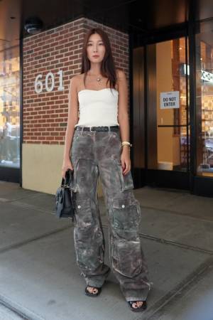 デニムスカートやカーゴパンツがリバイバル! 2023年春夏NYFWのオフランウェイスナップ【From cities 世界の都市に憧れて Vol.35】