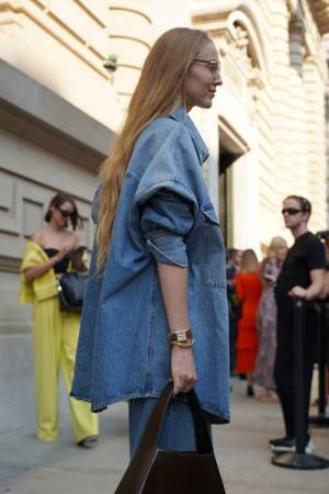 デニムスカートやカーゴパンツがリバイバル! 2023年春夏NYFWのオフランウェイスナップ【From cities 世界の都市に憧れて Vol.35】