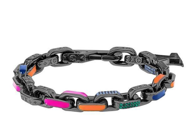 メゾンを象徴するLV イニシャルを組み合わせた秋冬にぴったりな新作アクセサリーが登場