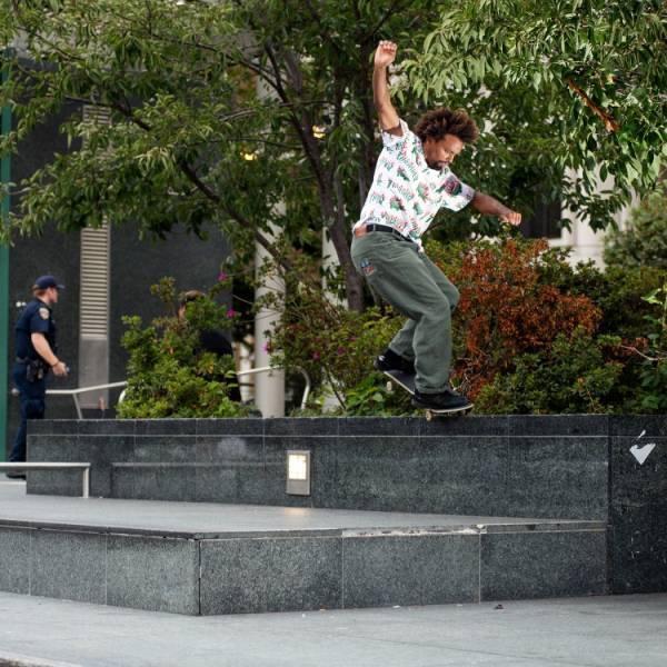 ラコステとスラッシャーが初コラボ、ファイヤーフレームでデコレーションされたワニのデザイン