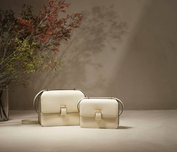 ヴァレクストラの次なるアイコンバッグ「ノーロ」が登場。女優の白石麻衣が新作バッグの魅力をいち早く体験