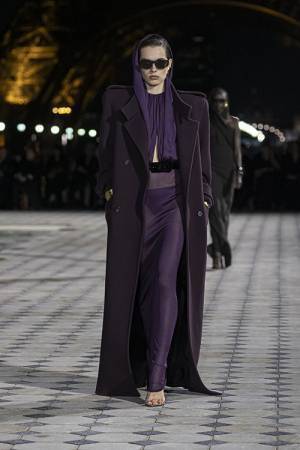 【ルック】サンローランが2023年夏ウィメンズコレクション ショーを開催