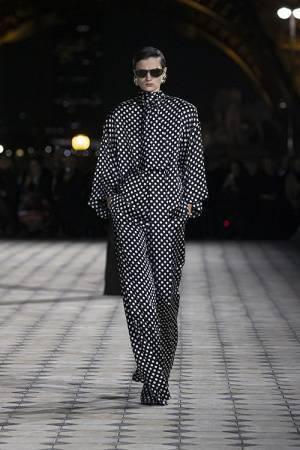 【ルック】サンローランが2023年夏ウィメンズコレクション ショーを開催