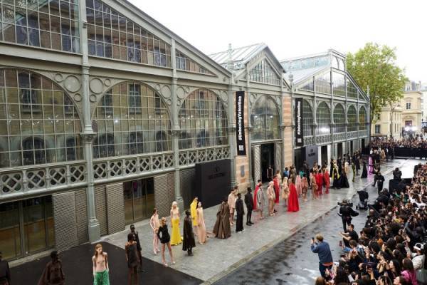 【ルック】ヴァレンティノが2023年春夏コレクション「アンボクシング ヴァレンティノ」を発表