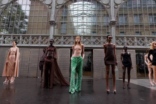 【ルック】ヴァレンティノが2023年春夏コレクション「アンボクシング ヴァレンティノ」を発表