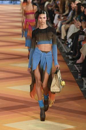 【ルック】エトロが2023年春夏 ウイメンズコレクションを発表