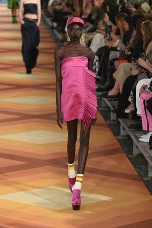 【ルック】エトロが2023年春夏 ウイメンズコレクションを発表