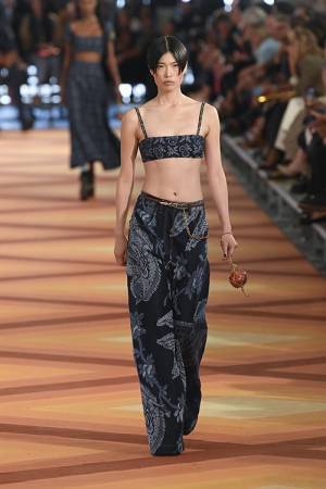 【ルック】エトロが2023年春夏 ウイメンズコレクションを発表